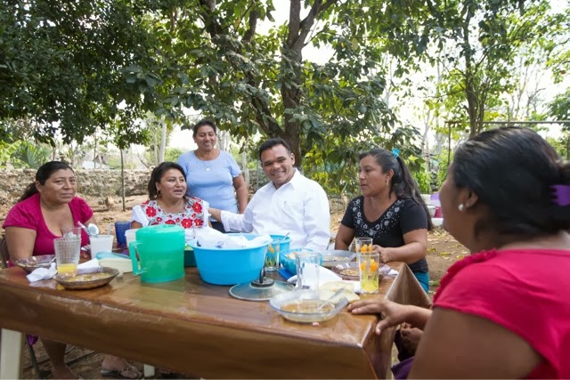 Gobernador almuerza escabeche con beneficiarias de huertos de traspatio