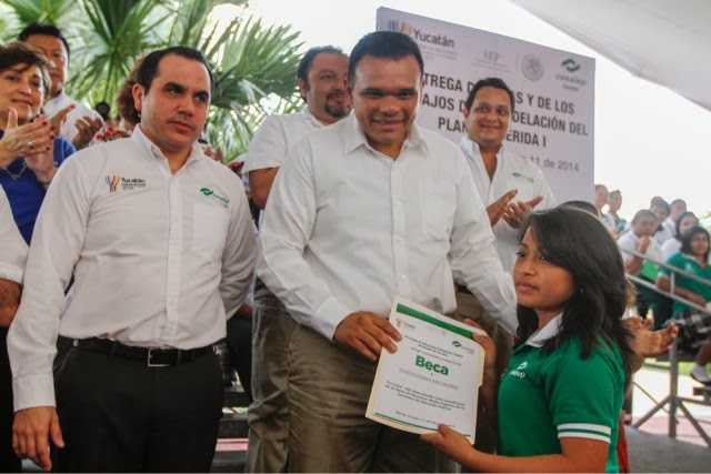 Reciben 355 alumnos del CONALEP becas económicas para continuar sus
estudios