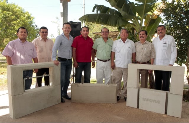 La Fábrica de Postes construye murete para toma domiciliaria de agua
potable.