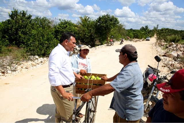 Gobernador visita la Unidad Productiva “San Benjamín 1” del municipio
de Sacalum.