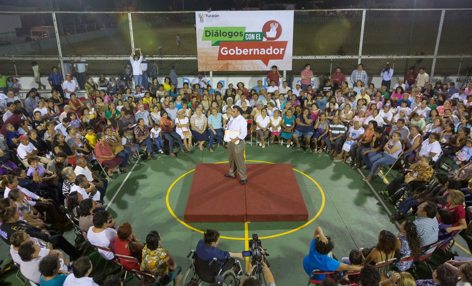 Rolando Zapata Bello visita a vecinos del Oriente de Mérida