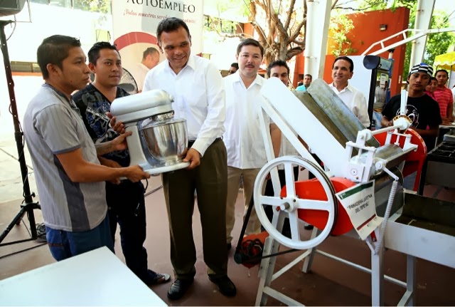 Entregan maquinaria y equipo a familias de pescadores yucatecos.