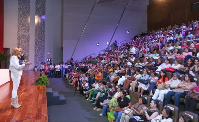 Adela Micha ofrece en Mérida la conferencia “El papel de las mujeres en
la sociedad”.