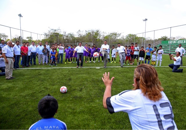 El Gobernador entrega material deportivo a niños y jóvenes de Hunucmà