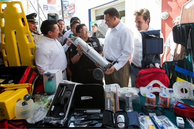 Entregan equipamiento, patrullas y vehículos de traslado médico en
Kanasín.