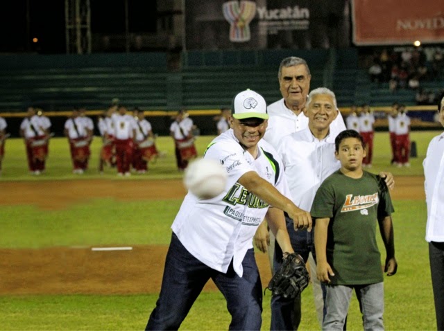 Rolando Zapata inaugura la temporada 2014 de la Liga Mexicana de Béisbol