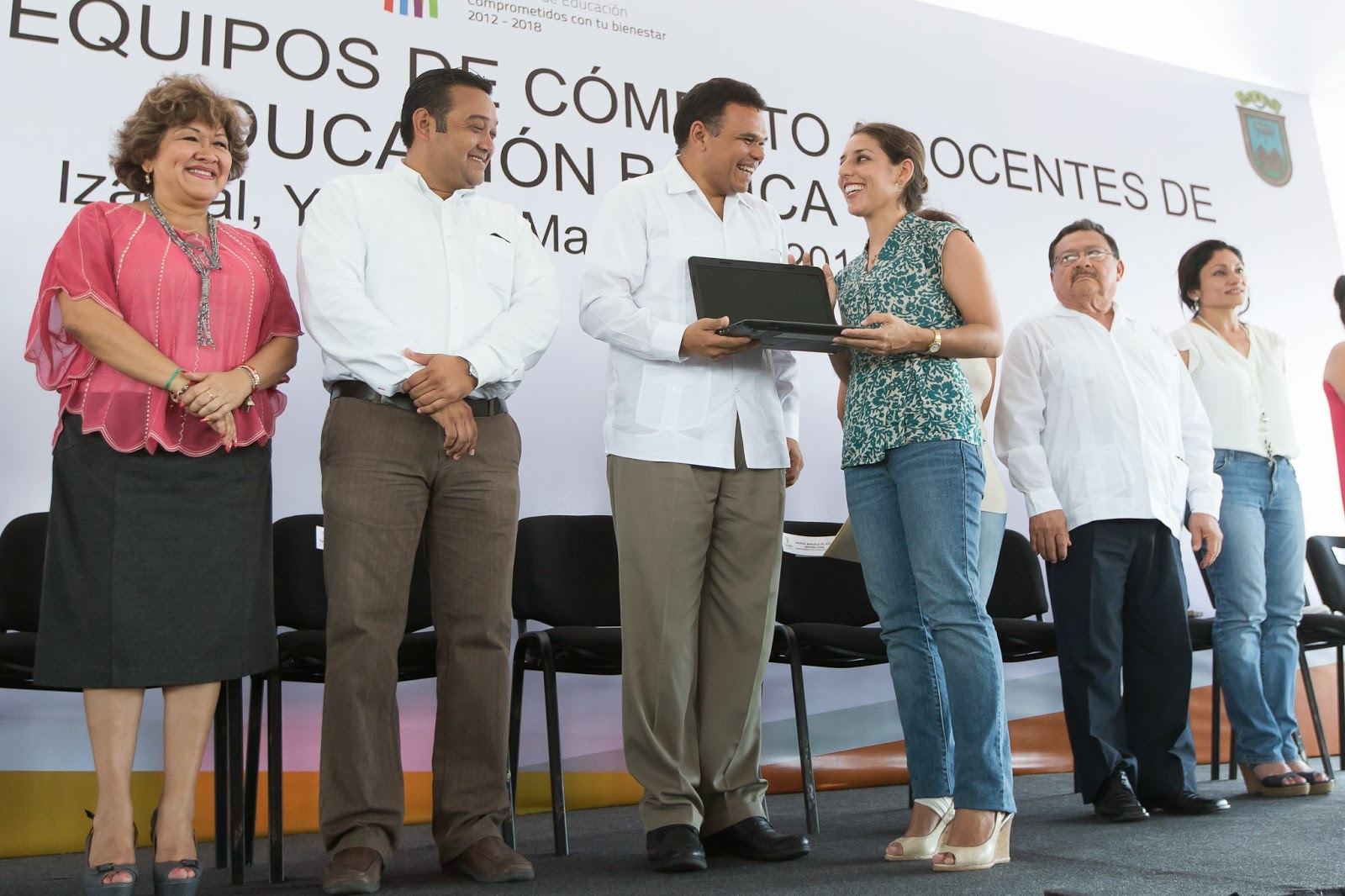 Beneficia Gobierno del Estado a más de tres mil docentes con
computadoras