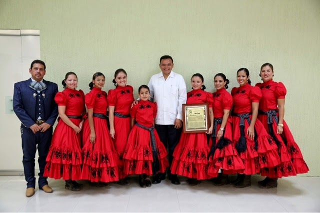 El Gobernador se reúne con la escaramuza “Santa María”.