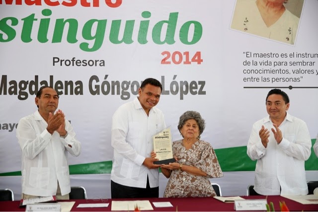 Entrega Gobernador reconocimiento Maestro Distinguido 2014