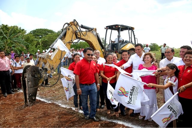 Gobernador entrega mobiliario y pone en marcha construcción de
telesecundaria en Tizimín