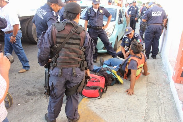 Recolector de basura se avienta de camión en movimiento para salvar su
vida