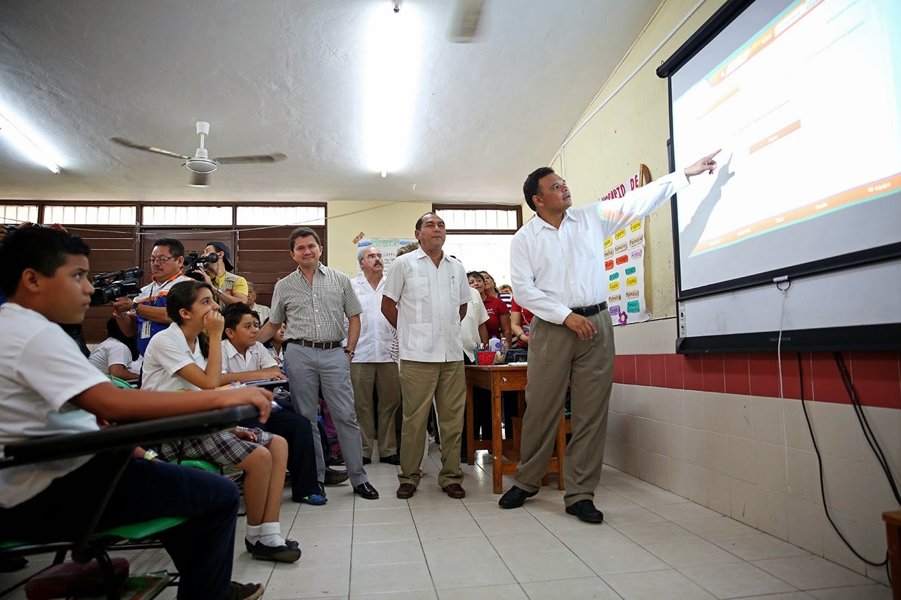 Más aulas digitales y mobiliarios para escuelas de calidad en Yucatán