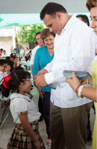 Entregan más de seis mil 500 anteojos para apoyar a estudiantes de
primaria