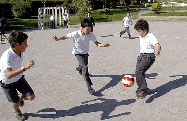 Niño cae del techo mientras jugaba fútbol en su escuela