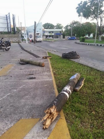 Huye en su Ford Lobo luego de partir en dos poste de Telmex