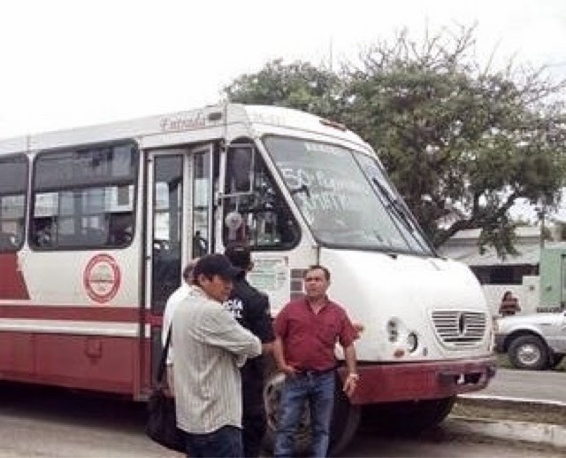 Muere camionero mientras conducía su autobús en Mérida