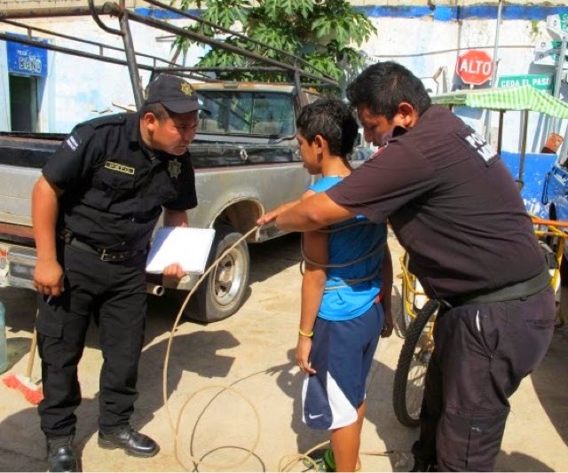 Amarran "como puerco"' a un adolescente por robar en la tienda