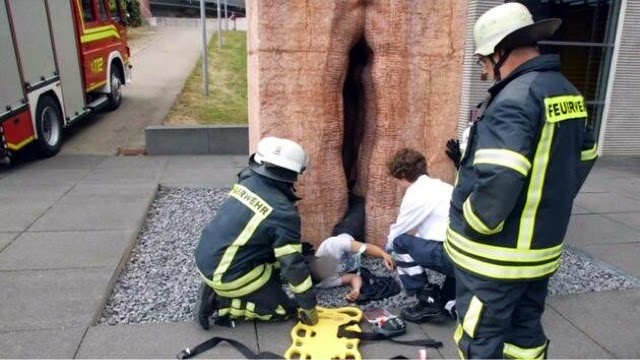 Bomberos rescatan a joven atrapado en la escultura de una vagina
gigante en Alemania