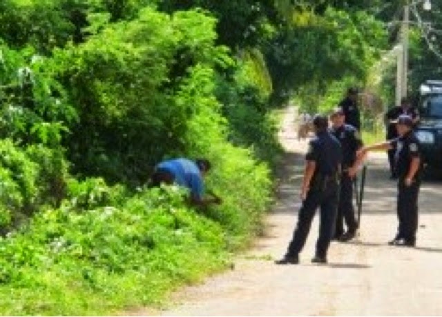 Desyerba calles del pueblo como castigo por agredir a su esposa