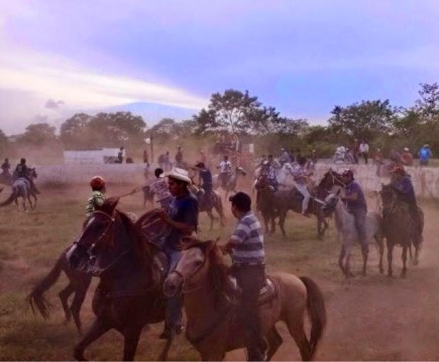 Cabalgata a favor de los "Torneos de Lazo" en Yucatán