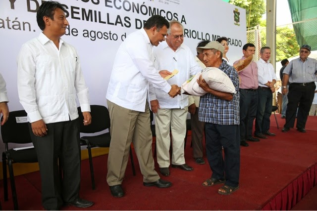 Rolando Zapata entrega estímulos económicos y maíz criollo mejorado.