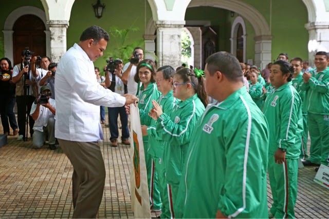 Abanderan a delegación que participará en Olimpiadas Especiales IMSS
2014