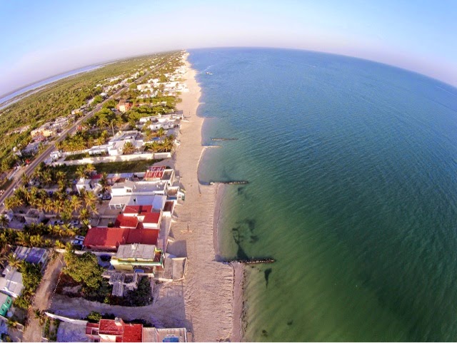 Gobernador supervisa trabajos de recuperación de playas entre Chuburná
y Yucalpetén.