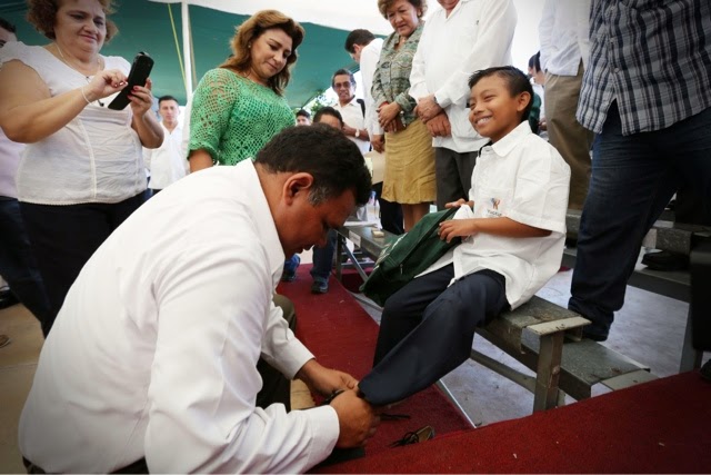 Inicia entrega de uniformes y mochilas para 230 mil alumnos