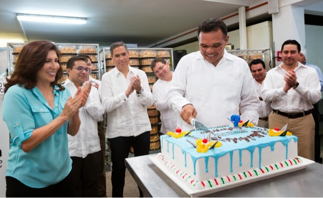 El Gobernador entrega el Distintivo “H” a la planta procesadora “Tere
Cazola”.