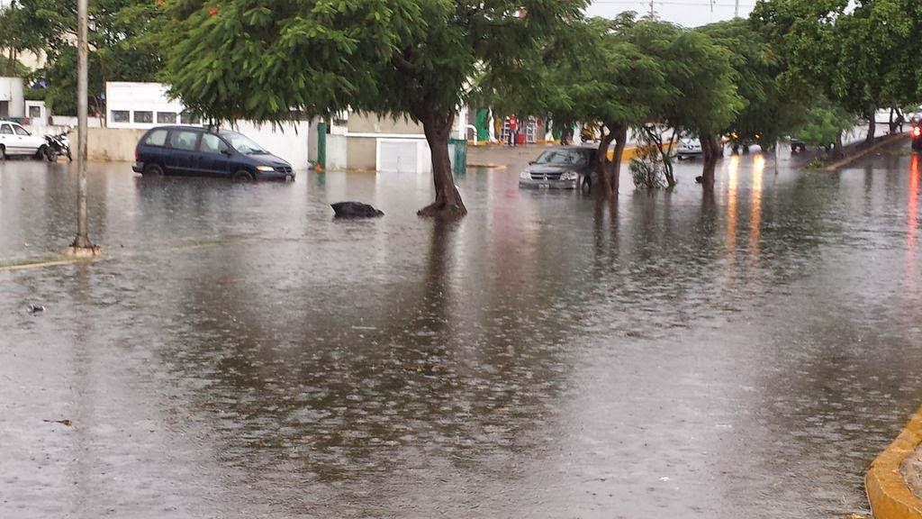 Caótica lluvia en Mérida: Calle de Pensiones, 'tumba' de varios autos