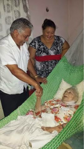 Jervis García visita y lleva despensas a trabajadores de la tercera edad