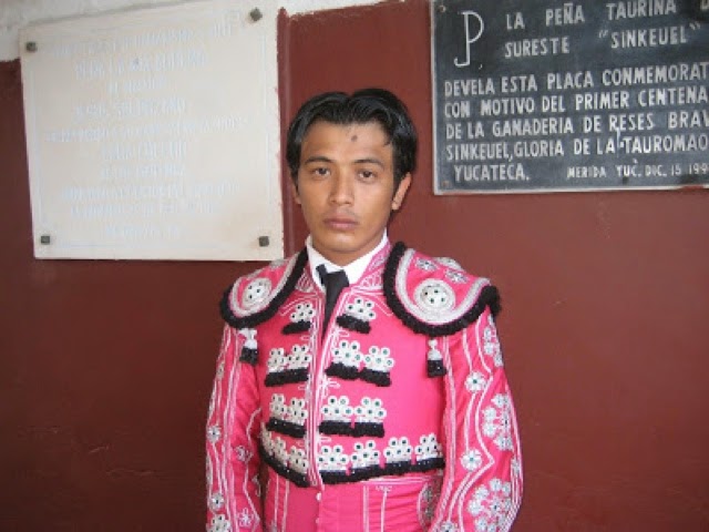 Torero yucateco es arrastrado durante una corrida de pueblo