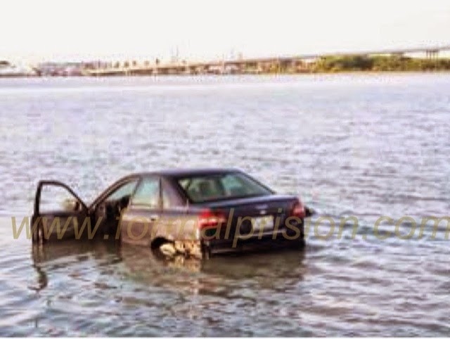 Pierde miles de pesos en un instante: acaba en el mar su lujoso auto