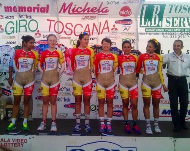 Polémico uniforme "sexual" de un equipo de ciclismo femenino