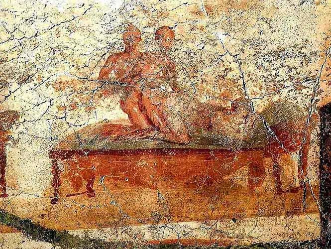 Detienen a jóvenes por recrear orgía romana en ruinas de Pompeya