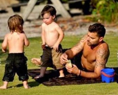 ‘Papi, ¿yo nací de tu barriga?’, pregunta uno de sus gemelos a Ricky Martin