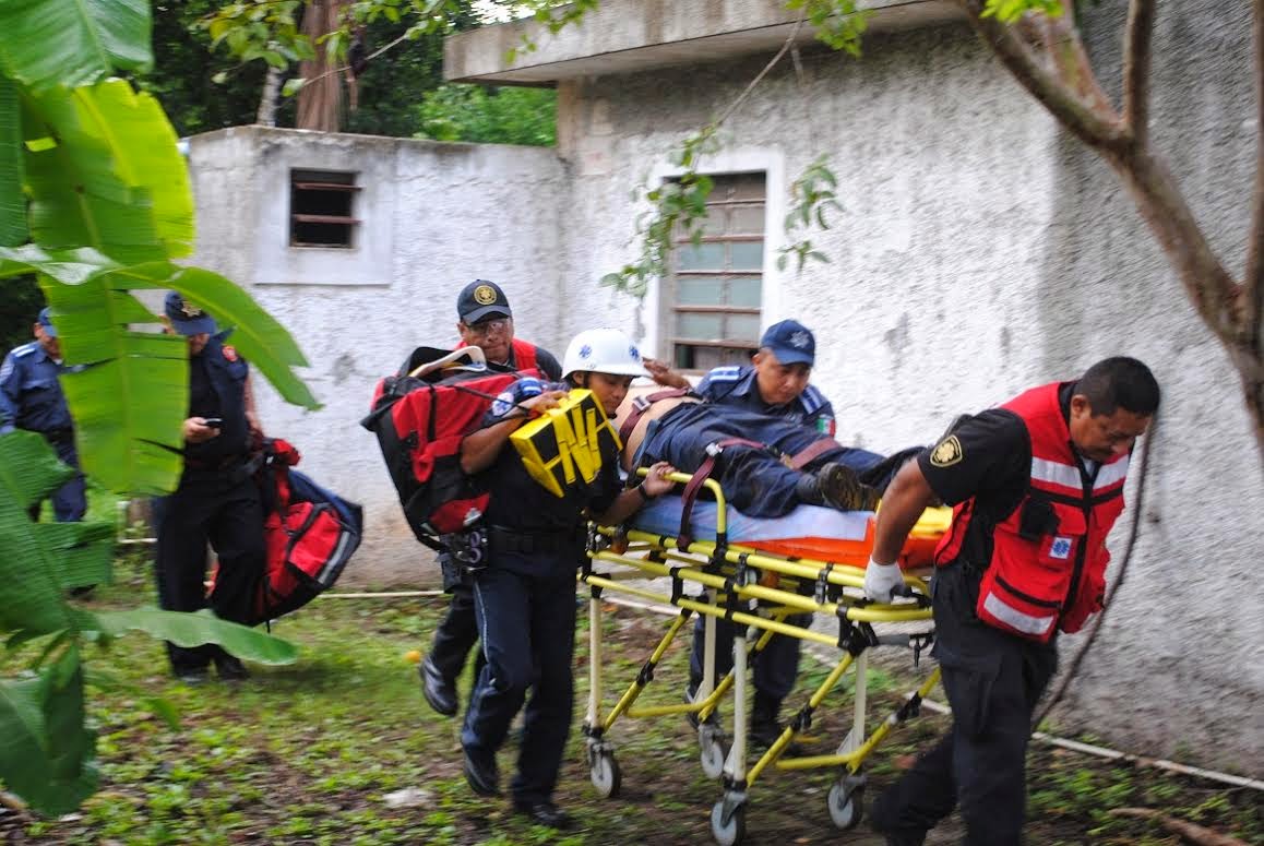 Rescatista rescatado: Cae a una fosa durante el salvamento de un ladrón