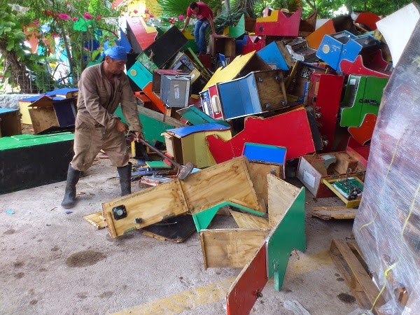 Trituran ‘minicasinos’ y discos piratas decomisados en Yucatán