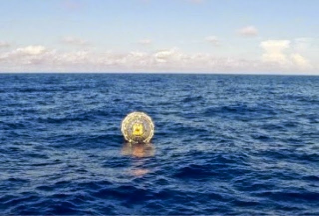 Rescatan a un hombre que flotaba dentro de una burbuja gigante en
costas de Florida