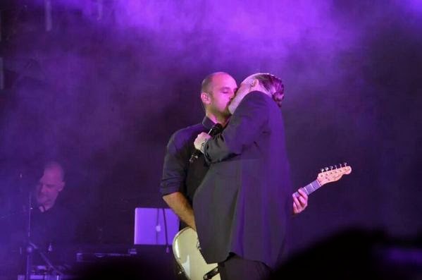 Miguel Bosé besa a su guitarrista en un concierto