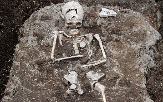 Hallan tumba de un vampiro: esqueleto tenía clavada una estaca