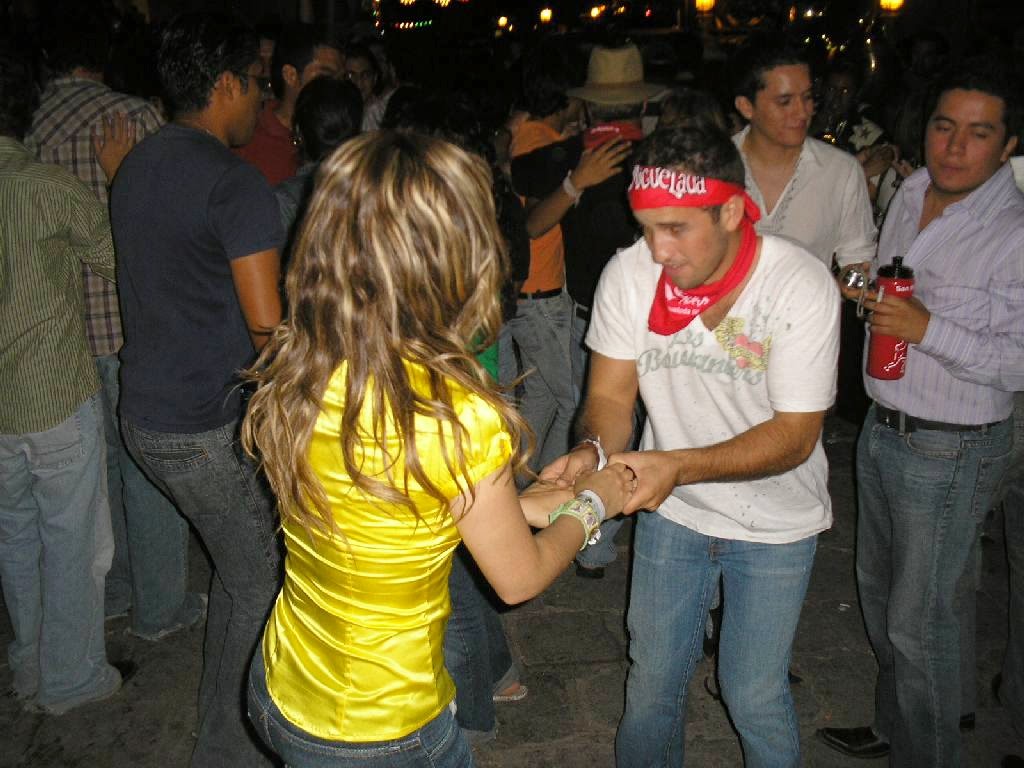 Marido la lleva a bailar y de regreso la golpea