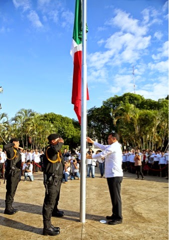 Iza el Gobernador Bandera Nacional por aniversario de la Revolución
Mexicana