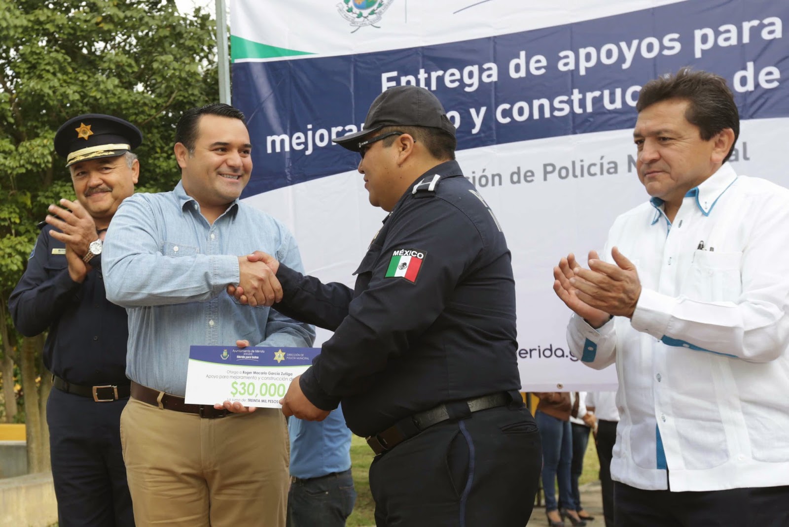 Ayuntamiento entrega apoyos de viviend a policías y vecinos de colonias y comisarías