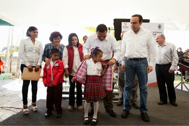 Inicia en Tinum entrega de chamarras del programa Bienestar Escolar