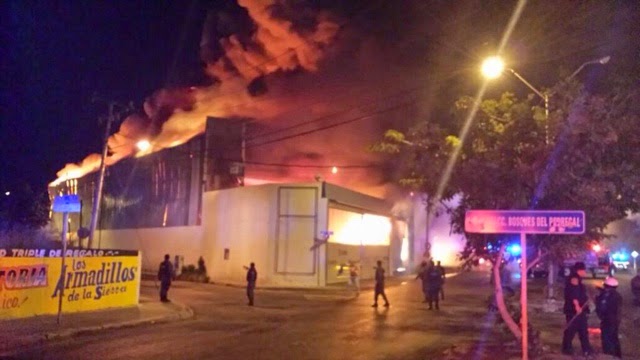 Voraz incendio en bodegas de Boxito deja millonarias pérdidas