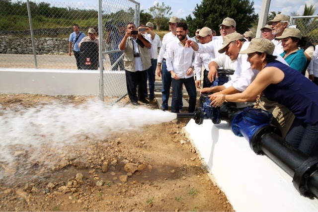 Entrega el Gobernador apoyos a los habitantes de Dzoncauich, Tekal de
Venegas y Tepakán.