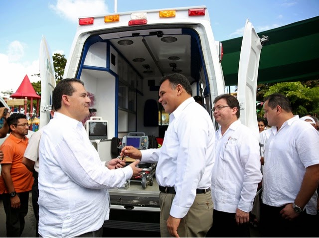 El Gobernador entrega siete ambulancias para traslado de urgencias
médicas.