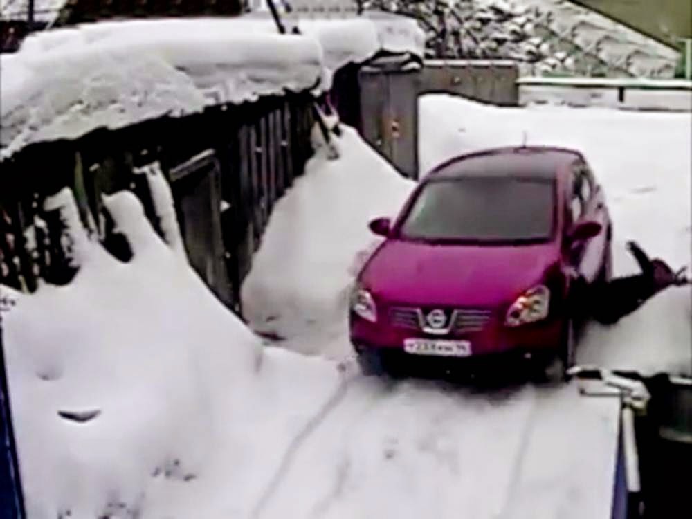 Video: Atropella varias veces a su vecina por rayarle su auto nuevo