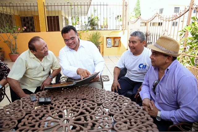 Entrega el Gobernador reconocimiento a Miguel Canto Solís.